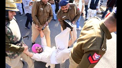 Chandigarh Police detaining the Punjab Youth Congress  leaders and supporters during the 'Nasha Nahi Naukri Devo' protest at Sector 15/11 dividing road in Chandigarh on Tuesday.   (Ravi Kumar/Hindustan Times)