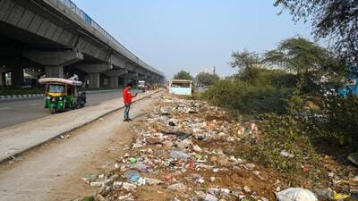 Garbage illegally dumped along Dwarka Expressway near Sector 104 as of Monday. (Parveen Kumar/HT Photo) Garbage illegally dumped along Dwarka Expressway near Sector 104 as of Monday. (Parveen Kumar/HT Photo)
