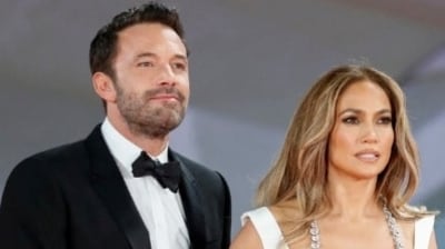 Jennifer Lopez and Ben Affleck's LA home has 12 bedrooms and 24 bathrooms. Jennifer Lopez and Ben Affleck's LA home has 12 bedrooms and 24 bathrooms.
