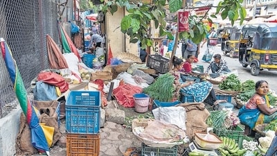 Hawkers on the footpath from MG Road to LBS Marg via Bhakti Marg, at Mulund (West). (Photo by Satish Bate/ Hindustan Times) (Satish Bate/HT PHOTO) Hawkers on the footpath from MG Road to LBS Marg via Bhakti Marg, at Mulund (West). (Photo by Satish Bate/ Hindustan Times) (Satish Bate/HT PHOTO)
