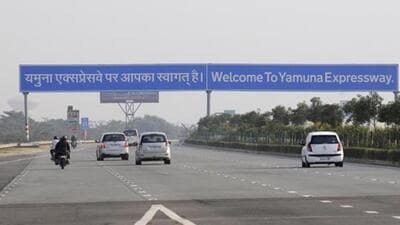 The decision to reduce the speed limit is part of a detailed plan to prevent accidents caused by poor visibility and speeding on Yamuna Expressway. (HT Archive) The decision to reduce the speed limit is part of a detailed plan to prevent accidents caused by poor visibility and speeding on Yamuna Expressway. (HT Archive)