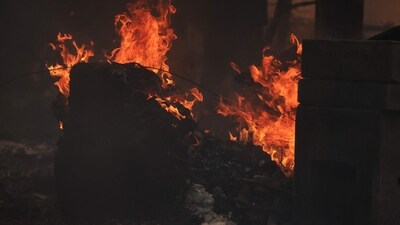 A structure burns as the Franklin Fire grows in Malibu, California, on December 10, 2024. A wind-fanned wildfire quickly spread early on Tuesday in Malibu, threatening homes and businesses in the coastal California community where many Hollywood elites reside. (AFP / DAVID SWANSON) A structure burns as the Franklin Fire grows in Malibu, California, on December 10, 2024. A wind-fanned wildfire quickly spread early on Tuesday in Malibu, threatening homes and businesses in the coastal California community where many Hollywood elites reside. (AFP / DAVID SWANSON)