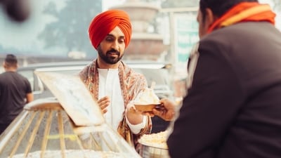 Diljit Dosanjh relished Makhan Malai while visiting Lucknow, the most popular food destination in India. Diljit Dosanjh relished Makhan Malai while visiting Lucknow, the most popular food destination in India.