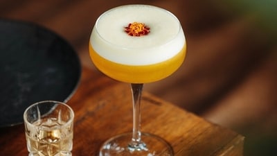 The cocktail is a combination of vanilla vodka, passion fruit purée, lime juice, and a shot of Prosecco or Champagne on the side. The cocktail is a combination of vanilla vodka, passion fruit purée, lime juice, and a shot of Prosecco or Champagne on the side.
