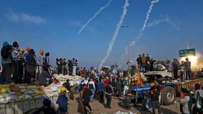 Protesting farmers look at smoke trails made by falling tear gas shells used by the police near Shambhu border that divides northern Punjab and Haryana states, India, Feb.21, 2024. (AP) Protesting farmers look at smoke trails made by falling tear gas shells used by the police near Shambhu border that divides northern Punjab and Haryana states, India, Feb.21, 2024. (AP)
