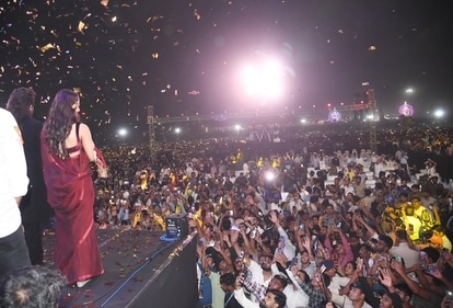 Patna, Bihar, India -Nov .17, 2024: Telugu film actors Allu Arjun and Rashmika Mandanna during the launch of the trailer of their upcoming film 'Pushpa 2', at Gandhi Maidanin Patna, Bihar, India, Sunday,17, 2024.(Photo by Santosh Kumar/ Hindustan Times)