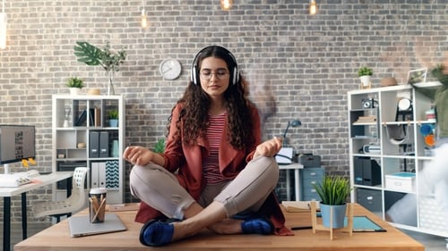 Desk yoga (Pexels) Desk yoga (Pexels)