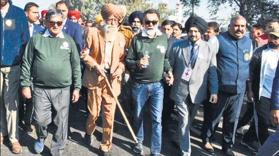(From left) Punjab governor Gulab Chand Kataria, marathon runner Fauja Singh with organiser and social activist Khushwant Singh during a walk against drugs in Jalandhar on Tuesday. (HT Photo)