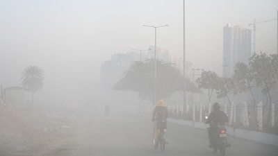 Commuters braved the cold and slightly foggy Tuesday morning, bundled in warm clothes. A thin fog layer covered parts of the city as the chill persisted till around 9 am. The IMD reported a minimum temperature of 4.9°C in Safdarjung and 6.2°C in Palam on Wednesday. (Sunil Ghosh/HT Photo) Commuters braved the cold and slightly foggy Tuesday morning, bundled in warm clothes. A thin fog layer covered parts of the city as the chill persisted till around 9 am. The IMD reported a minimum temperature of 4.9°C in Safdarjung and 6.2°C in Palam on Wednesday. (Sunil Ghosh/HT Photo)