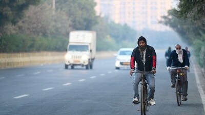 On Tuesday morning, commuters in Delhi NCR faced temperatures around 6°C. The chill is expected to intensify due to factors like snowfall in northern hills and the western disturbance. (Sunil Ghosh/HT Photo) On Tuesday morning, commuters in Delhi NCR faced temperatures around 6°C. The chill is expected to intensify due to factors like snowfall in northern hills and the western disturbance. (Sunil Ghosh/HT Photo)