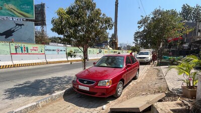 Although PMC has constructed 800 kilometers of footpaths under the ‘Civil Road Plan Guideline Policy’ along the city’s 2,000 kilometers of roads, encroachment has become a major issue. (HT PHOTO)