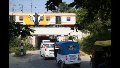 Commuters face difficulties while passing through Pipraghat railway underpass which is too narrow (HT Photo)