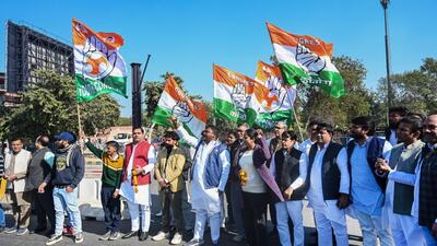 Congress workers hold a protest in support of jailed farmers in Noida on Wednesday. (Sunil Ghosh/HT Photo) Congress workers hold a protest in support of jailed farmers in Noida on Wednesday. (Sunil Ghosh/HT Photo)