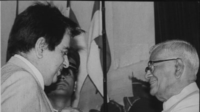 Dilip Kumar with former President of India, R Venkataraman. (HT Photo) Dilip Kumar with former President of India, R Venkataraman. (HT Photo)