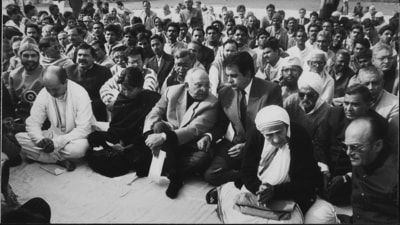 Dilip Kumar photographed with Shabana Azmi, Anupam Kher and Arjun Singh at Raj Ghat New Delhi in 1992. (HT Photo) Dilip Kumar photographed with Shabana Azmi, Anupam Kher and Arjun Singh at Raj Ghat New Delhi in 1992. (HT Photo)