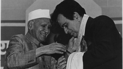 Former President Dr Shankar Dayal Sharma presenting the Dadasaheb Phalke Award to Dilip Kumar in 1995. Former President Dr Shankar Dayal Sharma presenting the Dadasaheb Phalke Award to Dilip Kumar in 1995. 