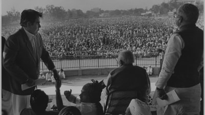 Dilip Kumar standing to address the Kisan-Mazdoor Mahapanchayat rally at Ramlila Ground in New Delhi in 1994. (HT Photo) Dilip Kumar standing to address the Kisan-Mazdoor Mahapanchayat rally at Ramlila Ground in New Delhi in 1994. (HT Photo)