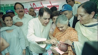 Dilip Kumar on a Pulse Polio Drop drive with late Sheila Dikshit. (HT Photo) Dilip Kumar on a Pulse Polio Drop drive with late Sheila Dikshit. (HT Photo)