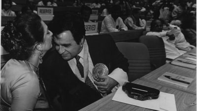 In the picture from 1995, Dilip Kumar is seen getting a kiss from his wife Saira Banu at a National Film awards function in New Delhi. (HT Photo ) In the picture from 1995, Dilip Kumar is seen getting a kiss from his wife Saira Banu at a National Film awards function in New Delhi. (HT Photo )