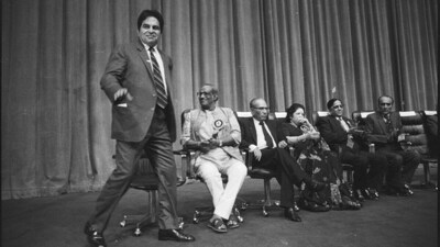 Dilip Kumar at a film festival in 1985. (HT Photo) Dilip Kumar at a film festival in 1985. (HT Photo)