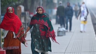 Commuters brave the morning chill and fog at Dwarka , in New Delhi, India, on Sunday. (Vipin Kumar/HT Photo) Commuters brave the morning chill and fog at Dwarka , in New Delhi, India, on Sunday. (Vipin Kumar/HT Photo)