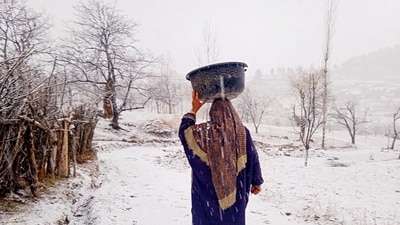 On Sunday, fresh snowfall in the higher regions of Kashmir, including Gulmarg, Kupwara, and Pir ki Gali, led to the closure of Mughal Road and Sinthan Road. As temperatures dipped below freezing, the cold wave continued to spread across the Kashmir Valley, disrupting normal activities. In Srinagar, temperatures dropped to -3°C. (HT_PRINT) On Sunday, fresh snowfall in the higher regions of Kashmir, including Gulmarg, Kupwara, and Pir ki Gali, led to the closure of Mughal Road and Sinthan Road. As temperatures dipped below freezing, the cold wave continued to spread across the Kashmir Valley, disrupting normal activities. In Srinagar, temperatures dropped to -3°C. (HT_PRINT)