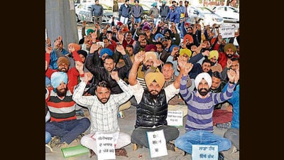 PAU contractual employees protest in front of the VC office in Ludhiana on Wednesday. (HT Photo) PAU contractual employees protest in front of the VC office in Ludhiana on Wednesday. (HT Photo)
