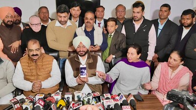 PaMinister of state Ravneet Singh Bittu with BJP leader Parneet Kaur during a press conference in Patiala on Wednesday. (PTI)