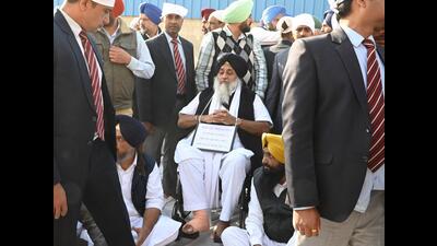 Shiromani Akali Dal leader Sukhbir Singh Badal performing sewa at a gurdwara in Muktsar Sahib on Wednesday. (HT)