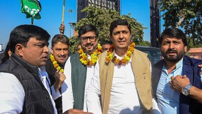 The three Congress MPs (in garlands) were turned away from Pari Chowk while on their way to Luksar jail. (Sunil Ghosh/HT Photo) The three Congress MPs (in garlands) were turned away from Pari Chowk while on their way to Luksar jail. (Sunil Ghosh/HT Photo)