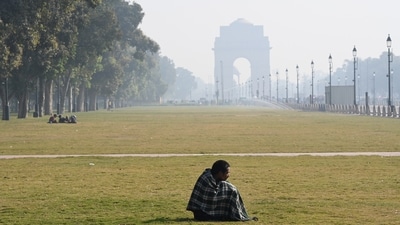 At India Gate in Delhi on Tuesday, morning commuters faced chilly winds blowing from the northwest at 8-10 km/h, contributing to the temperature drop, as per IMD. (Hindustan Times) At India Gate in Delhi on Tuesday, morning commuters faced chilly winds blowing from the northwest at 8-10 km/h, contributing to the temperature drop, as per IMD. (Hindustan Times)