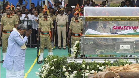 Karnataka Chief Minister Siddaramaiah pays his last respects to former Union Minister S M Krishna during his final rites at his native village Somanahalli, in Mandya district of Karnataka, on Wednesday (PTI)