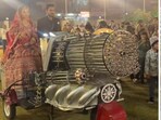 It seems the bride and groom ordered a prop that looks like a smaller replica of the machine gun used by Ranbir Kapoor in Animal. It seems the bride and groom ordered a prop that looks like a smaller replica of the machine gun used by Ranbir Kapoor in Animal.