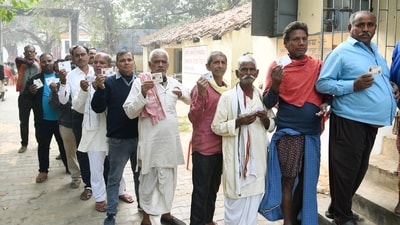 Voters are standing in the queue to cast their votes in Bihar. (Santosh Kumar/ Hindustan Times)
