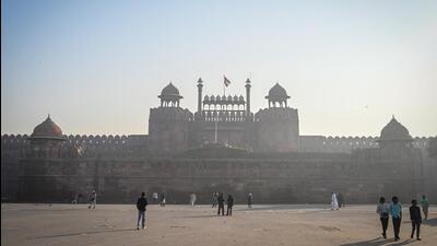 A thin layer of fog at the Red Fort in Delhi on Thursday. (Sanchit Khanna/HT Photoimes) A thin layer of fog at the Red Fort in Delhi on Thursday. (Sanchit Khanna/HT Photoimes)