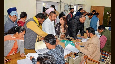 Candidates for civic body polls file nominations in Ludhiana on Thursday. (Manish/HT) Candidates for civic body polls file nominations in Ludhiana on Thursday. (Manish/HT)