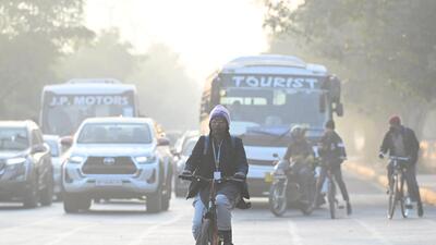 Commuters on a foggy Thursday morning in Noida on Thursday. (Sunil Ghosh/HT Photo)