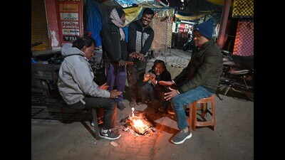 Even as the December chill sets in, the LMC is yet to make arrangements for bonfires. People are surviving by burning scrap and garbage. (Mushtaq Ali/HT) Even as the December chill sets in, the LMC is yet to make arrangements for bonfires. People are surviving by burning scrap and garbage. (Mushtaq Ali/HT)