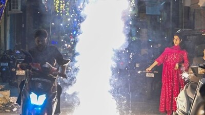 People burst firecrackers on Diwali in Pandav Nagar in New Delhi. (RAJ K RAJ /HT PHOTO) People burst firecrackers on Diwali in Pandav Nagar in New Delhi. (RAJ K RAJ /HT PHOTO)