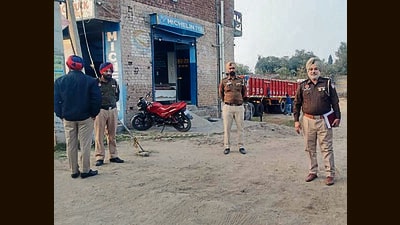 Police at the crime spot near Sher Jang Gate in Jagraon, Ludhiana. (HT Photo) Police at the crime spot near Sher Jang Gate in Jagraon, Ludhiana. (HT Photo)