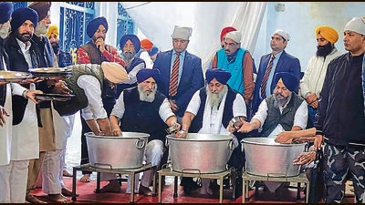 SAD leader and former deputy CM washing utensils as part of his sewa at Gurdwara Darbar Sahib in Muktsar town. (SANJEEV KUMAR/HT)