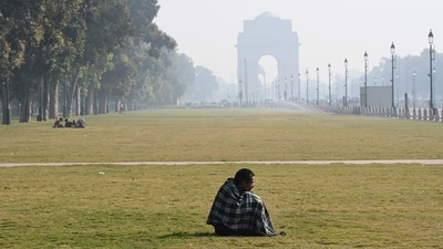 At India Gate in Delhi on Tuesday, morning commuters faced chilly winds blowing from the northwest at 8-10 km/h, contributing to the temperature drop, as per IMD. (Hindustan Times) At India Gate in Delhi on Tuesday, morning commuters faced chilly winds blowing from the northwest at 8-10 km/h, contributing to the temperature drop, as per IMD. (Hindustan Times)