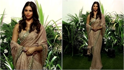 Suhana Khan stunned at the wedding in a golden Arpita Mehta tissue saree, featuring shimmering borders and a golden bralette top, looking absolutely dreamy. (Instagram) Suhana Khan stunned at the wedding in a golden Arpita Mehta tissue saree, featuring shimmering borders and a golden bralette top, looking absolutely dreamy. (Instagram)