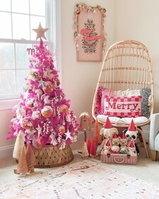 Vibrant hues like pink speak of an anti-traditional Christmas decor. Vibrant hues like pink speak of an anti-traditional Christmas decor.