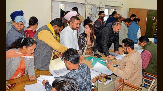 Candidates for civic body polls file nominations in Ludhiana on Thursday. (Manish/HT)