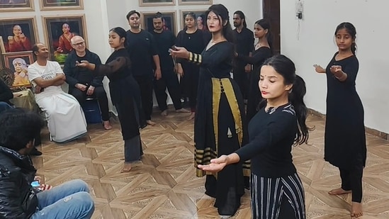 Brian Webb, Deepak Paramashivan, Pandit Anuj Mishra and Neha Singh Mishra with students during a practise session
