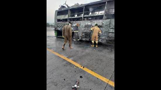 The charred bus on Agra Lucknow Expressway on Thursday. (HT Photo)