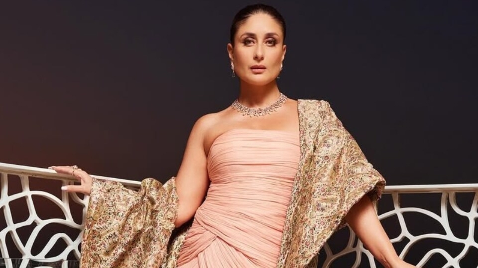 kareena kapoor gold dress Kareena Kapoor Khan | Golden Girl (S) 