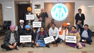 BJP councillors and nominated councillors protesting against AAP mayor Kuldeep Kumar Dhalor. (Keshav Singh/HT) BJP councillors and nominated councillors protesting against AAP mayor Kuldeep Kumar Dhalor. (Keshav Singh/HT)
