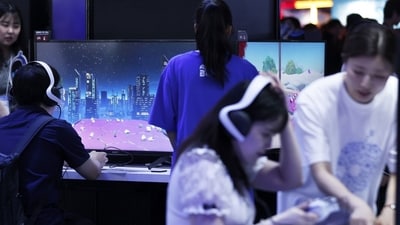 Attendees play the Astro Bot video game on Sony Group Corp. PlayStation 5 (PS5) video game consoles at the Tokyo Game Show in Chiba, Japan, (Bloomberg) Attendees play the Astro Bot video game on Sony Group Corp. PlayStation 5 (PS5) video game consoles at the Tokyo Game Show in Chiba, Japan, (Bloomberg)